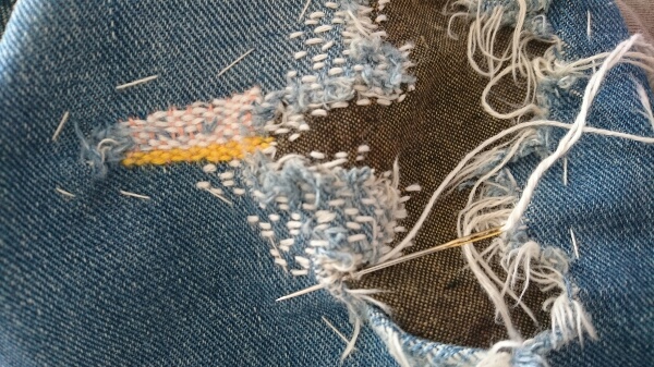 針と糸があればok 穴の空いた衣類をリメイク する技 ダーニング Knitlabo Blog