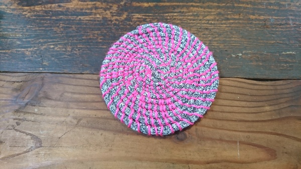 編まないで出来る織り物みたいな編地 とじ針でくるくると巻いていくだけです Knitlabo Blog