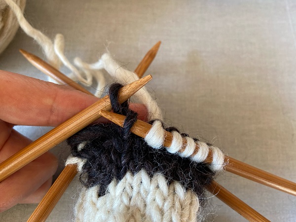 輪編み 配色を変える際に段差をなくすテクニック Knitlabo Blog