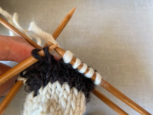 輪編み 配色を変える際に段差をなくすテクニック Knitlabo Blog